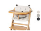 Une chaise haute en bois avec un coussin en forme d'ours blanc de Safety 1st.