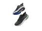 Deux paires de chaussures de sport noires Hoka.