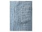 Détails d'un vêtement en tissu bleu clair, texture gaufrée.