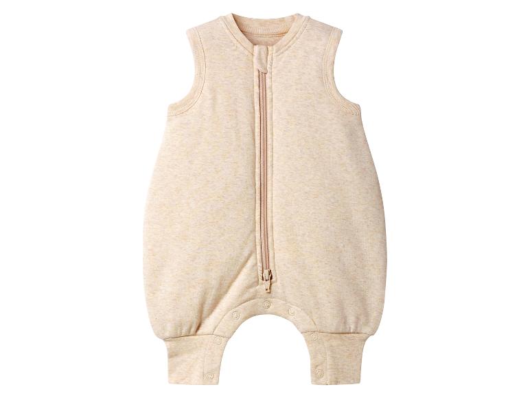 Gigoteuse bébé beige avec fermeture éclair frontale et jambes fermées