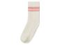 Des chaussettes blanches avec des rayures roses.