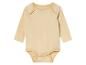 Un body bébé beige à manches longues.