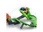 Camion monstre jouet sautant par-dessus une piste de dinosaure verte avec une rampe orange.