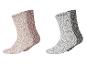 Deux paires de chaussettes douces, une rose et une grise.