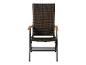 Chaise de jardin pliante en osier marron avec accoudoirs en bois.