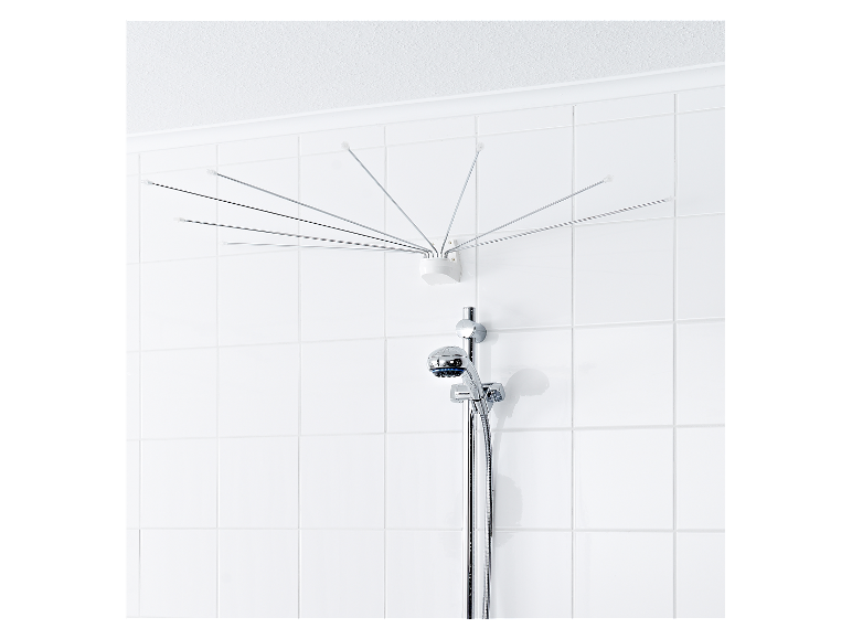 Séchoir à linge de plafond et douche sur mur carrelé blanc.