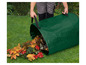 Un sac de jardin vert avec des feuilles sur l'herbe