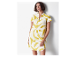 Femme portant une robe crème clair avec un imprimé jaune.