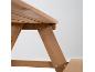 Gros plan d'une table de pique-nique en bois avec des vis visibles