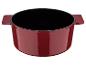 Une casserole en fonte rouge avec un intérieur noir.