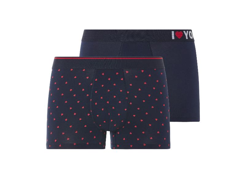 Deux paires de boxers, l'un avec des cœurs rouges et l'autre avec l'inscription 'I love you' sur la ceinture.