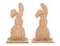 Deux lapins en peluche sur des plateformes en bois.