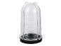 Un gobelet de mixeur transparent avec une base noire sur fond blanc.