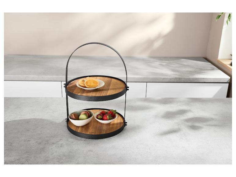Plateau à deux étages avec desserts et fruits dans une cuisine moderne.