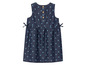 Une robe en jean bleu foncé avec un imprimé de palmiers.