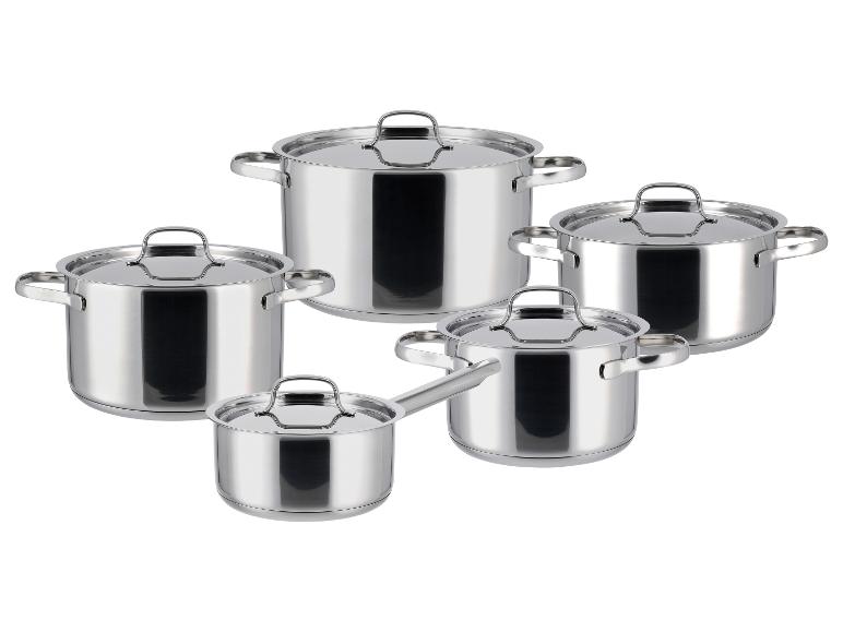 Ensemble de cinq casseroles et poêles brillantes en acier inoxydable avec couvercles.