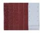 Une pile de feuilles abrasives rouges et blanches perforées.