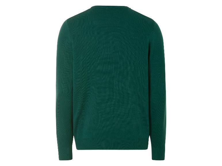 Un pull vert foncé à manches longues.