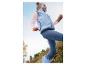 Fille en gilet polaire bleu, t-shirt rose et leggings bleus avec bottes licorne