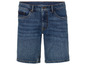 Un short en jean bleu.