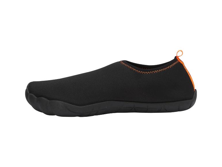 Chaussures d'eau noires avec surpiqûres orange et boucle au talon.