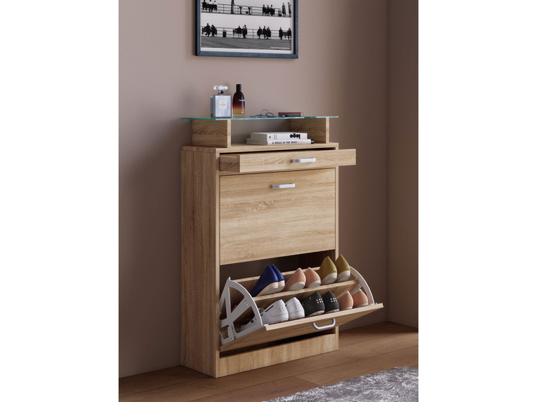 Une armoire à chaussures en bois avec des tiroirs et une étagère en verre.