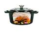 Un poulet rôti dans une cocotte en fonte verte.