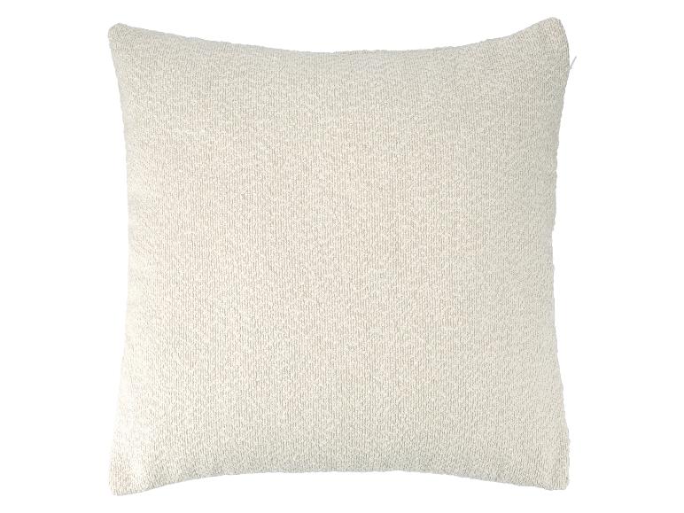 Coussin beige en tissu à texture grossière.