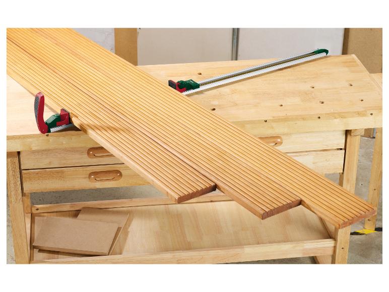 Établi en bois avec des planches de bois et une pince