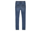 Un jean skinny bleu.