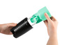 Une mandoline Gourmetmaxx noire avec un accessoire vert
