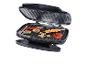 Un grill avec de la nourriture grillée, y compris des poivrons grillés, des courgettes et des brochettes de crevettes.