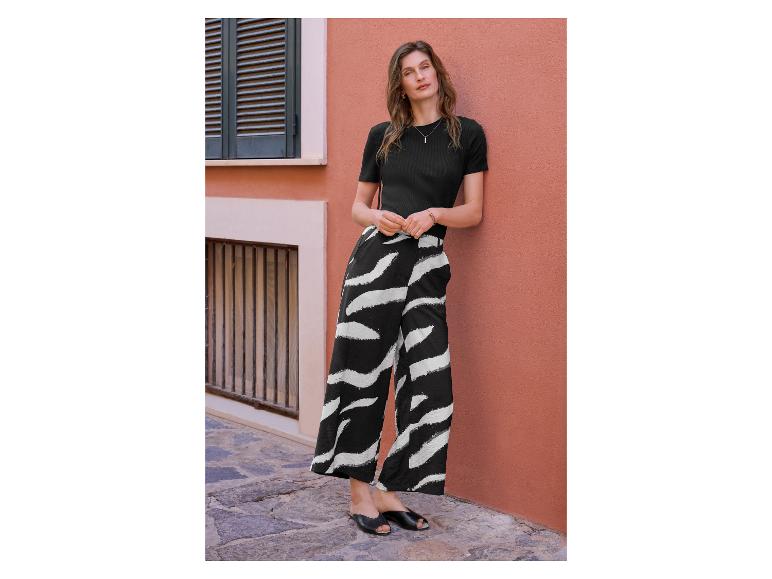 Pantalon palazzo à imprimé zèbre et t-shirt noir.