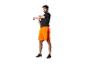 Homme en t-shirt noir et short orange faisant des étirements.