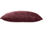 Coussin décoratif en velours bordeaux, vue latérale.
