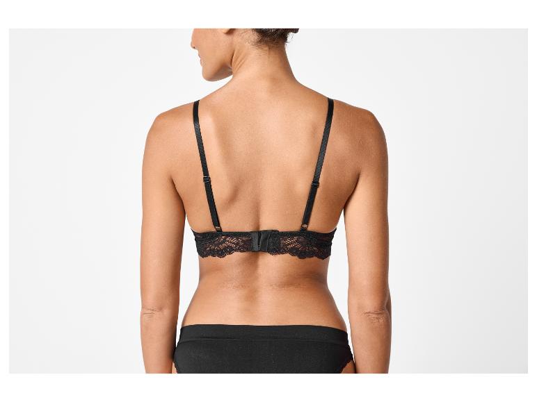 Vue arrière d'une femme portant un soutien-gorge en dentelle noire et une culotte noire.