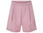 Un short rose avec des plis.