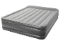 Un matelas pneumatique gris.