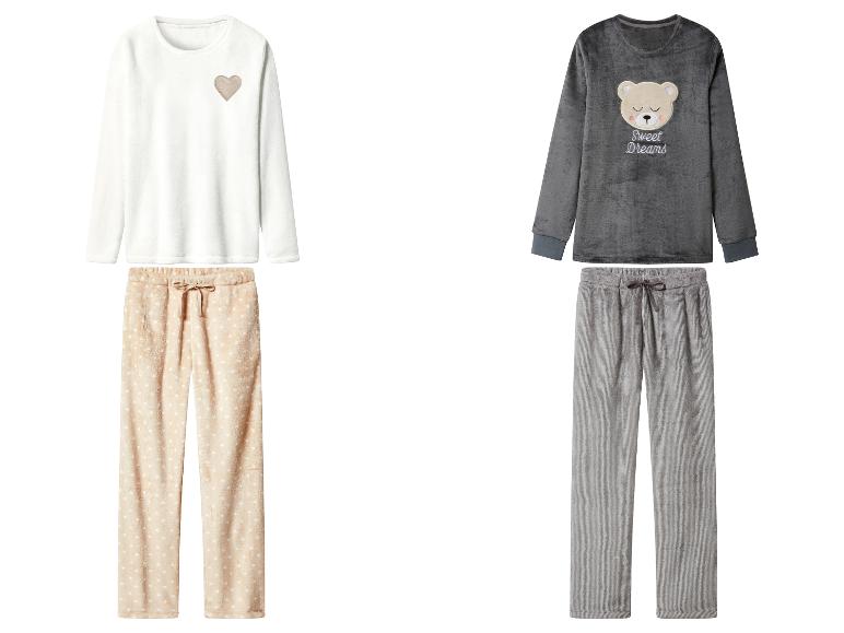 Deux ensembles de pyjamas douillets : un blanc avec des cœurs et un gris avec un ours.