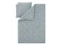 Parure de lit bleu clair avec motif floral blanc, comprenant une housse de couette et une taie d'oreiller.