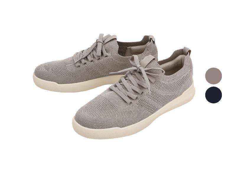 Une paire de chaussures de sport grises tricotées avec une semelle beige et des lacets gris.