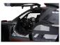 Modèle réduit d'une voiture Audi e-tron avec toit ouvert.