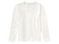 Un t-shirt blanc à manches longues.