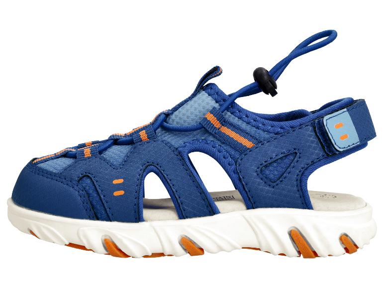 Sandales enfant bleues avec accents orange et semelles blanches.