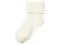 Une paire de chaussettes blanches avec un bord retroussé.