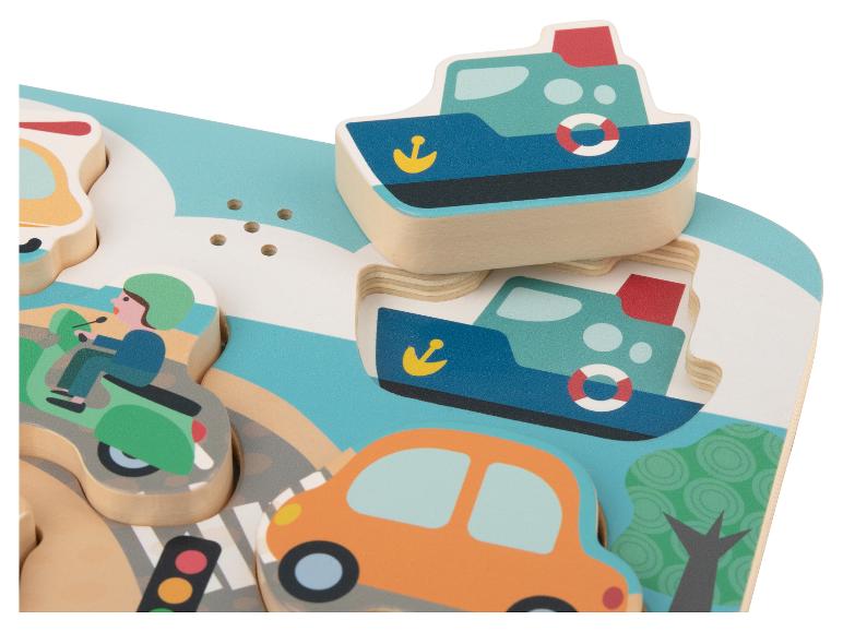 Puzzle en bois avec véhicules, dont un bateau, une voiture et un scooter.