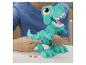 Un enfant joue avec un dinosaure Play-Doh vert.