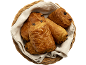 Panier de pains au chocolat dorés avec une serviette en lin blanc.