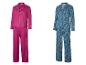 Deux ensembles de pyjama pour femmes : un fuchsia avec liseré blanc, l'autre bleu à motif cachemire.