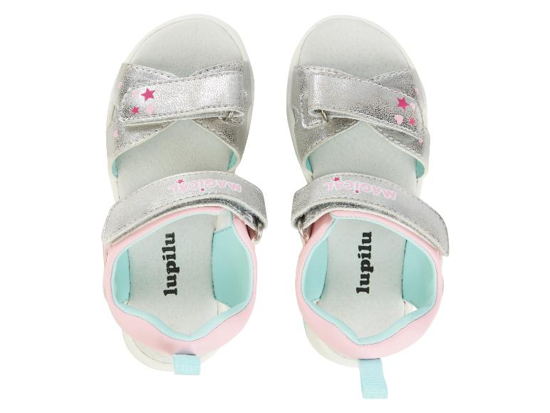 Sandales argentées avec des étoiles et des cœurs de la marque Lildmi.